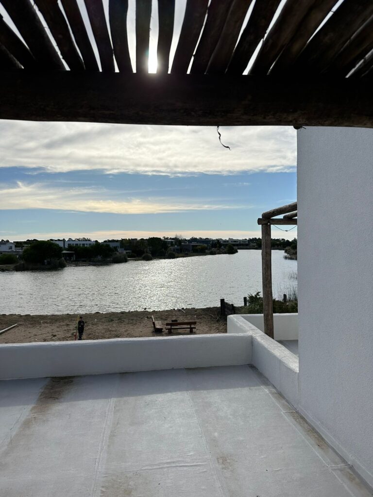 Casa Griega frente a la laguna