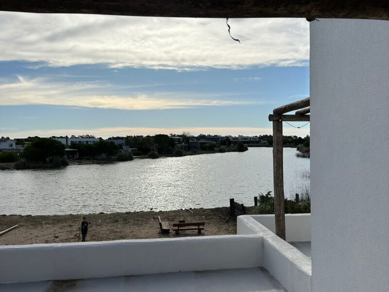 Casa Griega frente a la laguna