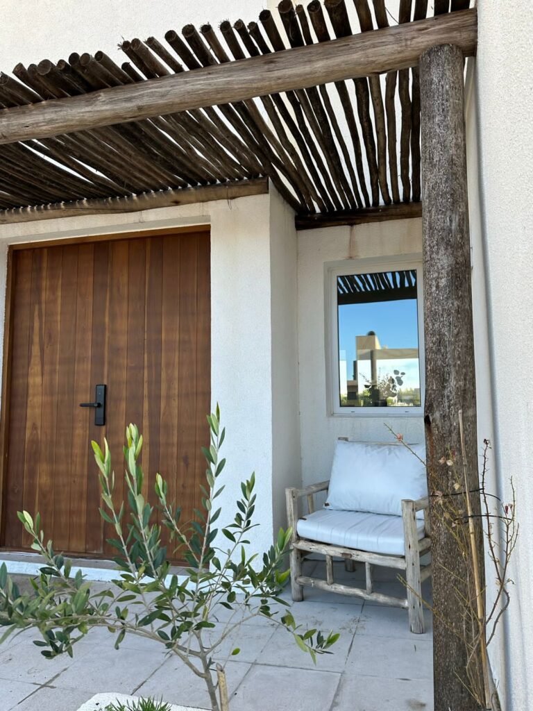 Casa Griega frente a la laguna
