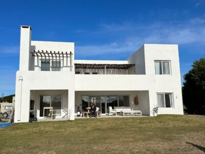 Casa Griega frente a la laguna