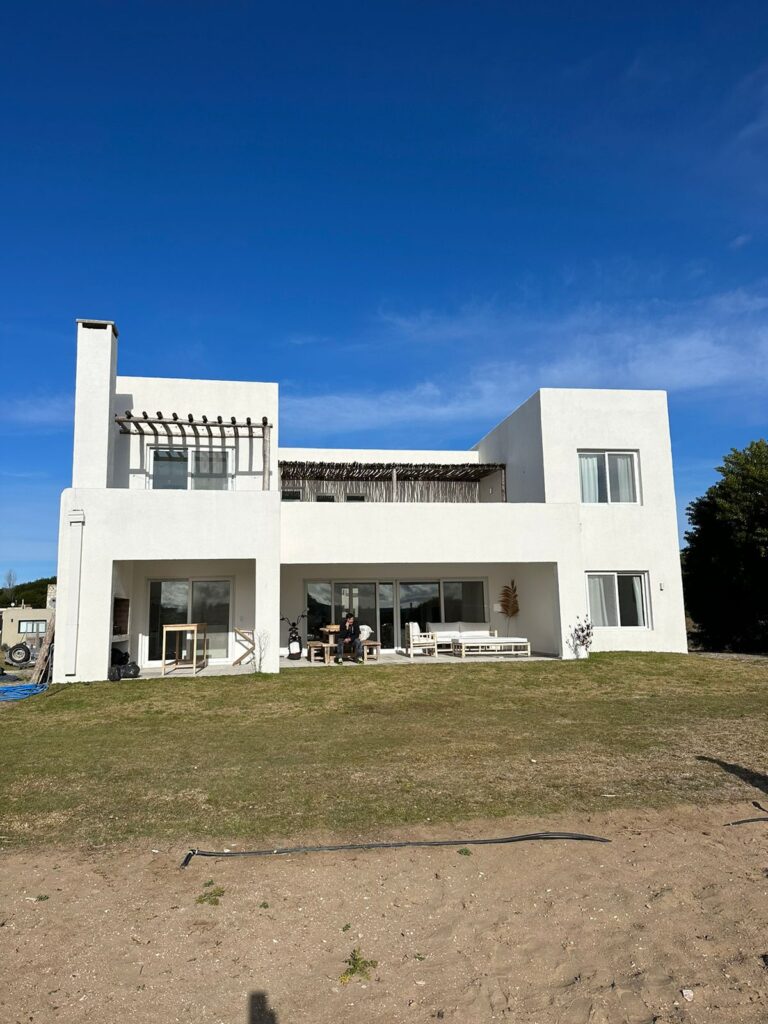 Casa Griega frente a la laguna